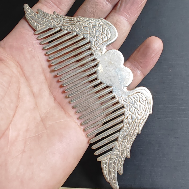 Elegant Retro Wing & Heart Eng - House Hair Care recension och pris